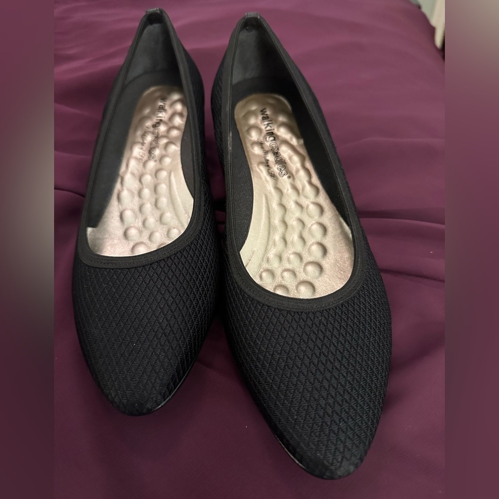 Walking Cradles “Hannah” Knit Low-Heeled Pumps. Size 9.